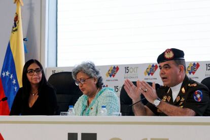 Delcy Rodriguez, la presidenta del Consejo Nacional Electoral, Tibisay Lucena, y Vladimir Padrino, este viernes en una rueda de prensa.