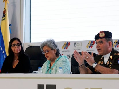 Delcy Rodriguez, presidenta do Conselho Nacional Eleitoral, Tibisay Lucena, e Vladimir Padrino nesta sexta-feira durante entrevista coletiva.