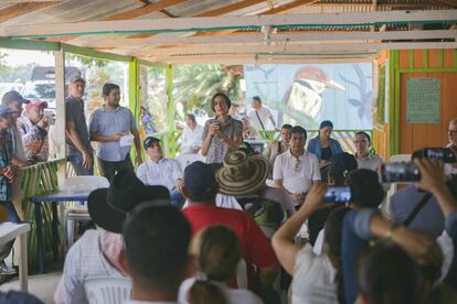 La ministra de Ambiente de Colombia, Susana Muhamad; el comisionado de Paz, Danilo Rueda; y el ministro de Clima y Ambiente de Noruega, Espen Barth Eide, en un encuentro con las comunidades en la vereda Cerro Azul, en Guaviare, el 20 de marzo de 2023.