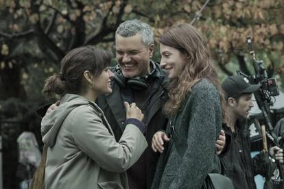 Inma Cuesta, Carlos Montero y Bárbara Lennie, en el rodaje de 'El desorden que dejas'.