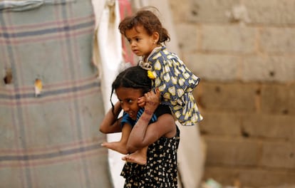 Dos niñas desplazadas de Hodeidah juegan en el centro de acogida en el que viven, situado en Sanaa (Yemen).