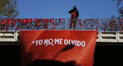 Lazos rojos el puente de Rubén Darío (Madrid) para concienciar a los partidos políticos sobre la lucha contra el SIDA.