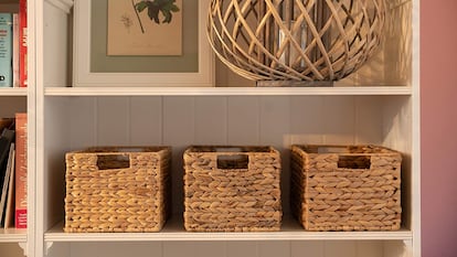 Las cestas de mimbre sirven para almacenar enseres en estanterías del salón, el baño o dentro de los cajones de la cocina.