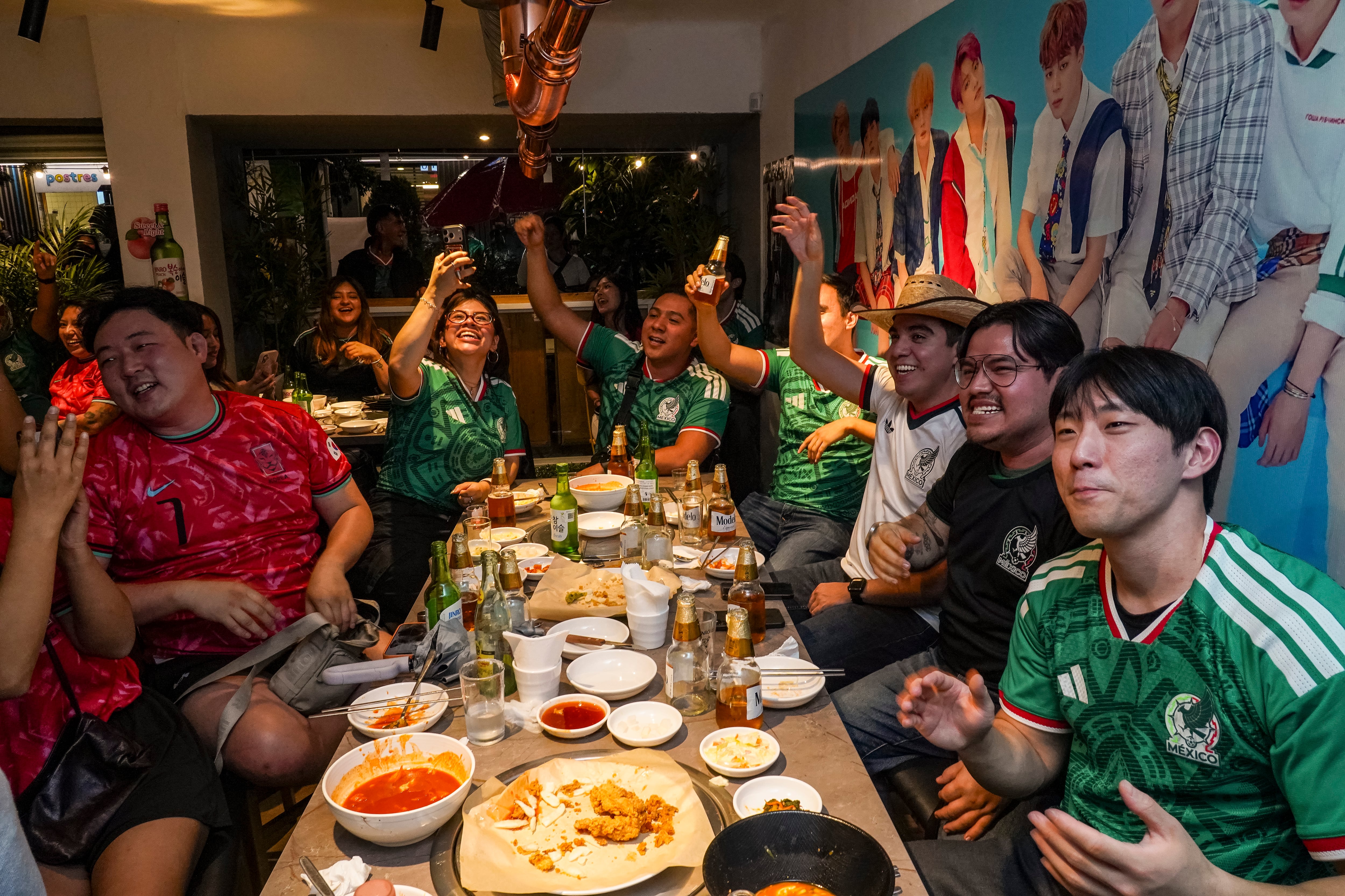 Coreanos se reúnen en un restaurante de la Zona rosa para ver el partido México vs Corea, en Ciudad de México, el 18 de junio.