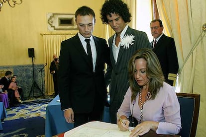 Trinidad Jiménez firma el acta matrimonial ante los dos contrayentes, Jesús Santos y Pedro Zerolo.