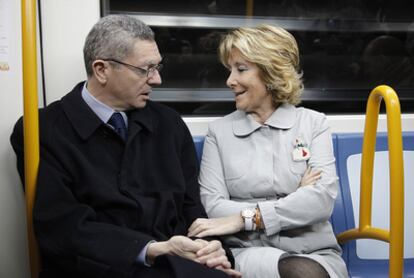 Gallardón y Aguirre charlan en el primer convoy que ha llegado a la estación de Las Rosas.