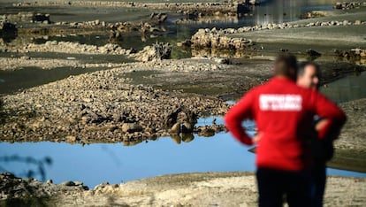 Unos operarios trabajan para volver a llenar de agua la presa de Fagilde mediante decenas de camiones cisterna.