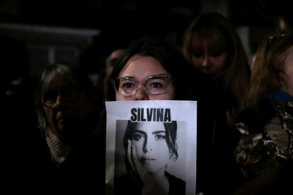 Una mujer sostiene una fotografía de Silvina Luna durante una protesta en repudio al cirujano Lotocki, en Buenos Aires (Argentina).