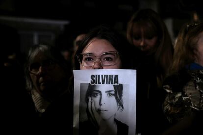 Una mujer sostiene una fotografía de Silvina Luna durante una protesta en repudio al cirujano Lotocki, en Buenos Aires (Argentina).