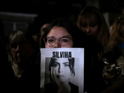 Una mujer sostiene una fotografía de Silvina Luna durante una protesta en repudio al cirujano Lotocki, en Buenos Aires (Argentina).