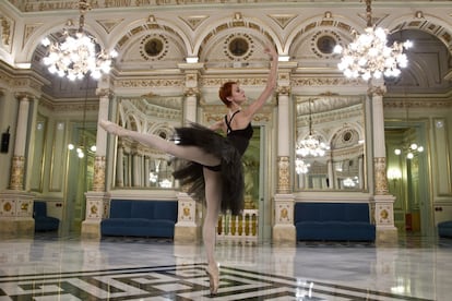La ballarina Uliana Lopatkina (Kertx, Ucraïna, 1973) del Ballet Mariinsky de Sant Petersburg, fotografiada al Saló dels Miralls del Liceu, el novembre del 2011.