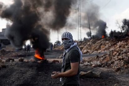 Un manifestante palestino durante los enfrentamientos con las tropas israelíes cerca del asentamiento judío de Qadomem, en West Bank.