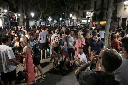 Macrobotellón en la rambla del Born, este viernes por la noche.