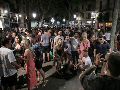 Macrobotellón en la rambla del Born, este viernes por la noche.