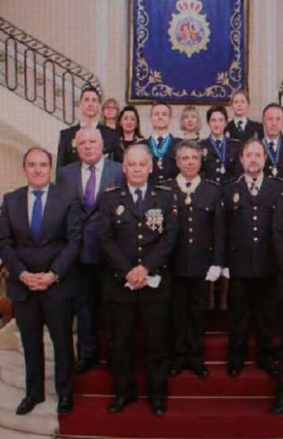 Villarejo, en el segundo escalón, el primero por la derecha, cuando fue condecorado en marzo de 2014.
