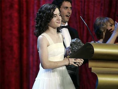 Ivana Baquero recoge el Goya a actriz relevación 2006.