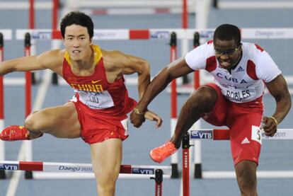 Dayron Robles (a la derecha) agarra a Liu Xiang durante la final de los 110 metros vallas.