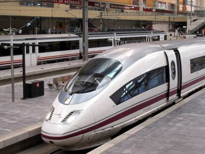 Tren de alta velocidad de Renfe en la estación de Zaragoza.