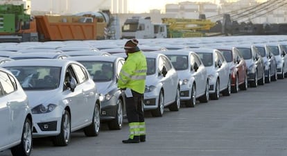 Embarque de coches de Seat con destino a China, en Barcelona.