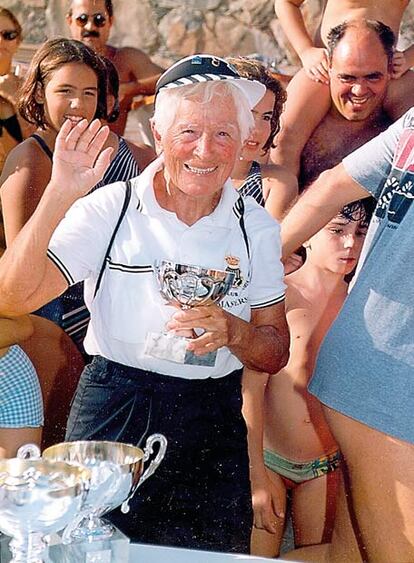 Bernarda Angulo, con una copa ganada por una travesía en mar abierto.