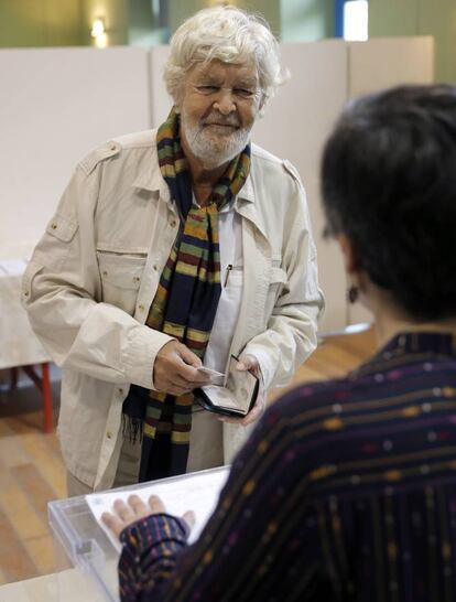 Xosé Manuel Beiras, en el monento de depositar su voto.