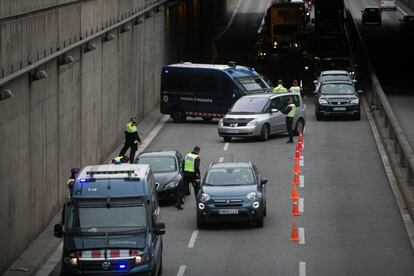 Control de trànsit a la Gran Via de Barcelona en l'inici del nou confinament comarcal, aquest divendres.