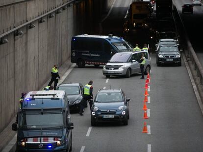 Control de trànsit a la Gran Via de Barcelona en l'inici del nou confinament comarcal, aquest divendres. 
 