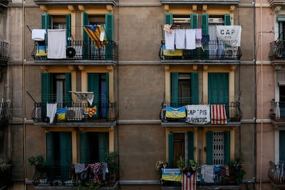 Imagen de 2016 en Barcelona. De los balcones de la Barceloneta cuelgan carteles donde se lee "no a los pisos turísticos".