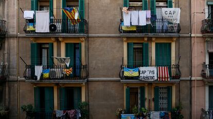 Imagen de 2016 en Barcelona. De los balcones de la Barceloneta cuelgan carteles donde se lee "no a los pisos turísticos".