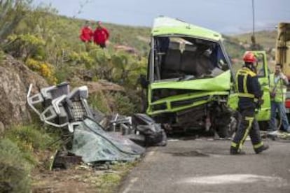 Estado en el que quedó el microbús turístico que volcó ayer  en el punto kilométrico 4,400 de la carretera GC-120, a unos 500 metros de la localidad de Cazadores, cuando bajaba una cuesta de fuerte pendiente dentro del término municipal de Ingenio, causando un muerto de nacionalidad suiza y 17 heridos, ocho de ellos graves.