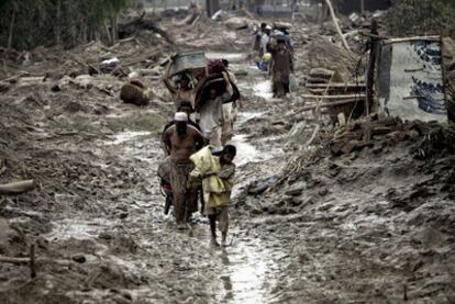 Las devastadoras inundaciones que anegan el noroeste de Pakistán, las peores en 80 años, han provocado 1.100 muertos y afectado a 2,5 millones de personas, según datos de la Cruz Roja.