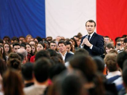 Emmanuel Macron, participa en un encuentro con jóvenes como parte de su programa para salir de la crisis de los 