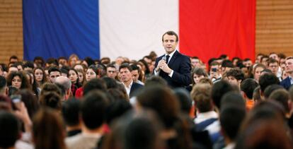 Emmanuel Macron, participa en un encuentro con jóvenes como parte de su programa para salir de la crisis de los 
