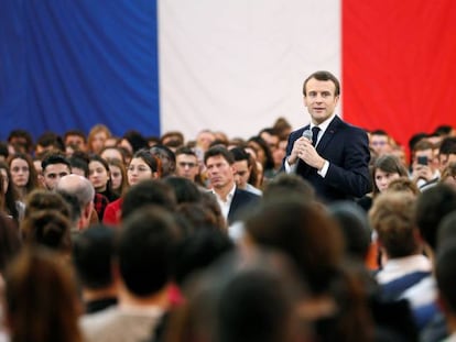 Emmanuel Macron participa en un encuentro con jóvenes como parte de su programa para salir de la crisis.