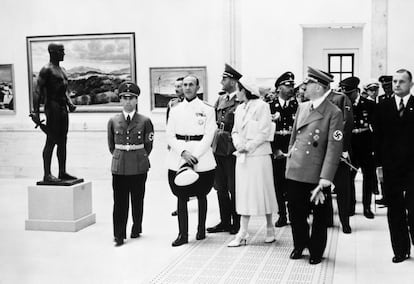 Hitler muestra el arte "purgado" de Alemania, en una exposición nacional de arte alemán, a los jefes de misiones extranjeras en Berlín y su a ministro de Propaganda, Joseph Goebbels (izquierda), en 1939.