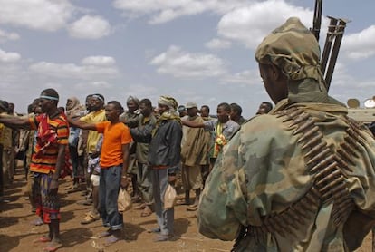 Miembros de la milicia Al Shabab forman tras dejar las armas y rendirse a la misión militar africana en Garsale.