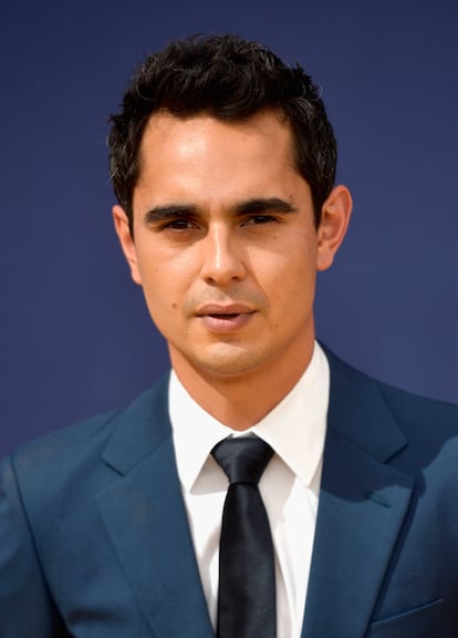 Con traje azul y corbata. Así ha posado Max Minghella, Nick en El Cuento de la Criada.