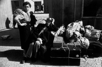 Desplazados palestinos fotografiados por Robert Capa en Haifa en 1950. 