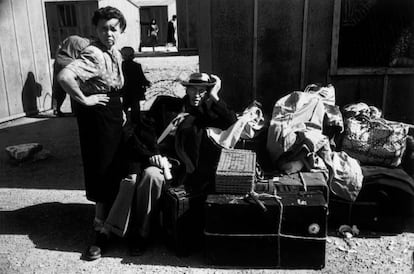 Desplazados palestinos fotografiados por Robert Capa en Haifa en 1950.