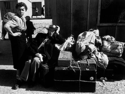 Desplazados palestinos fotografiados por Robert Capa en Haifa en 1950. 