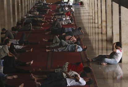 Varios mulmanes de Indonesia descansan en la mezquita de Istiqlal en Yakarta.