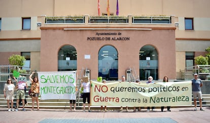 La plataforma Salvemos Montegancedo protesta frente al Ayuntamiento de Pozuelo de Alarcón, el 18 de juli ode 2024, contra una urbanización de lujo proyectada en un paraje natural.