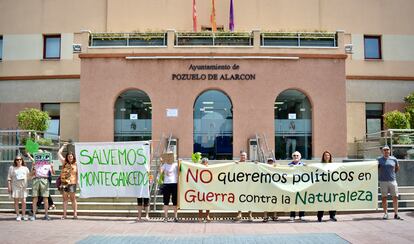 La plataforma Salvemos Montegancedo protesta frente al Ayuntamiento de Pozuelo de Alarcón, el 18 de juli ode 2024, contra una urbanización de lujo proyectada en un paraje natural.