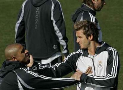 Roberto Carlos y Beckham bromean en el entrenamiento de ayer.