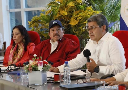 Rosario Murillo, vicepresidenta de Nicaragua; Daniel Ortega, presidente nicaragüense, y Juan Orlando Hernández, mandatario de Honduras