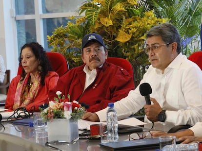 Rosario Murillo, vicepresidenta de Nicaragua; Daniel Ortega, presidente nicaragüense, y Juan Orlando Hernández, mandatario de Honduras.