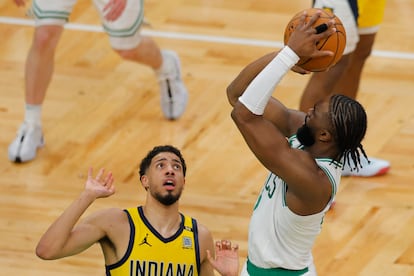 Jaylen Brown, de los Boston Celtics, lanza a canasta ante Tyrese Haliburton, de los Indiana Pacers, en la primera mitad del partido.