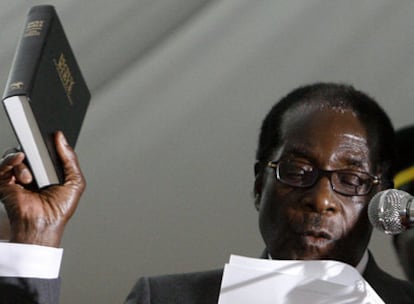 Robert Mugabe en el acto de jura, apenas dos días después de la "irregular" segunda vuelta electoral