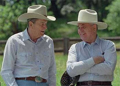 Ronald Reagan con Mijail Gorbachov, en el Rancho del Cielo, California, cuando ambos ya habían abandonado el poder en mayo de 1992.
