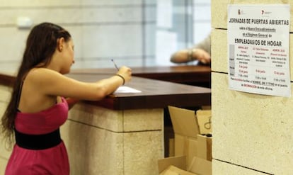 Una mujer registra a su empleada en una oficina de la Seguridad Social.